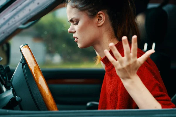 Jovem Bela Mulher Emocional Motorista Carro — Fotografia de Stock