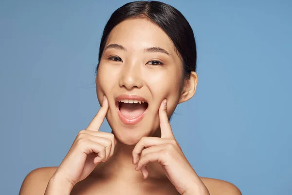 Grabado Estudio Joven Mujer Asiática Señalando Mejillas — Foto de Stock
