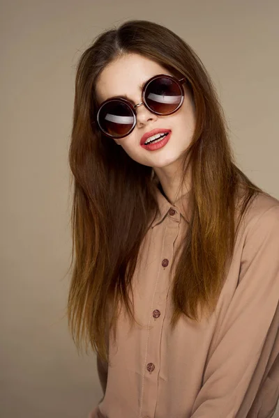 Νεαρή Όμορφη Γυναίκα Γυαλιά Ηλίου Ποζάροντας Στο Στούντιο — Φωτογραφία Αρχείου