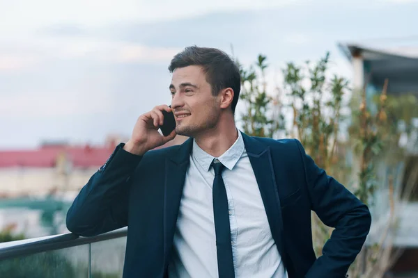 Jovem Bonito Empresário Falando Smartphone Rua — Fotografia de Stock