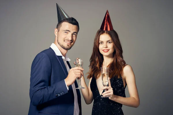 Portrait Jeune Beau Couple Célébrant Son Anniversaire Avec Champagne — Photo