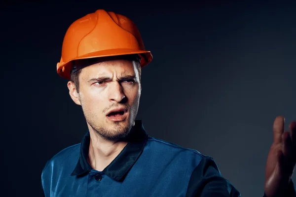 Jovem Trabalhador Hardhat Posando — Fotografia de Stock