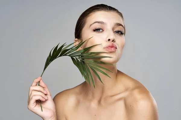 Joven Hermosa Mujer Posando Con Hoja Estudio — Foto de Stock