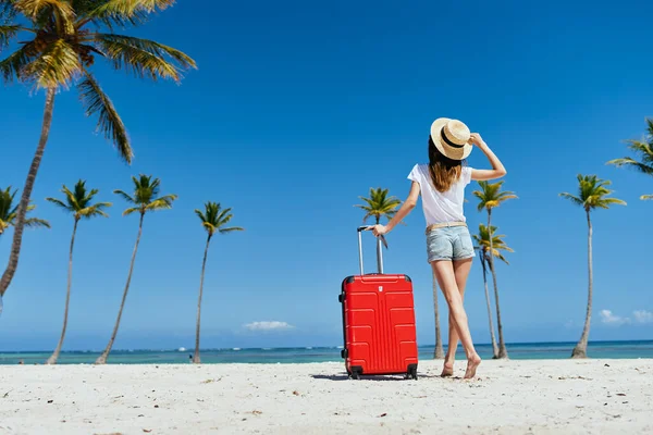 Mujer Joven Con Maleta Roja Playa —  Fotos de Stock