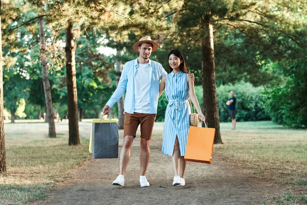 Jovem Casal Com Sacos Compras Parque — Fotografia de Stock