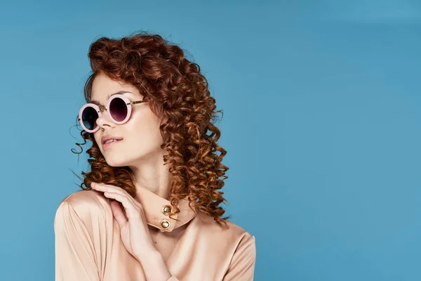 Joven Hermosa Mujer Usando Gafas Sol —  Fotos de Stock