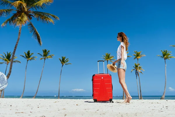 Mujer Joven Con Maleta Roja Playa —  Fotos de Stock