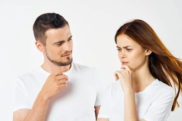 Joven Hermosa Pareja Camisetas Posando Estudio Sobre Fondo Aislado — Foto de Stock