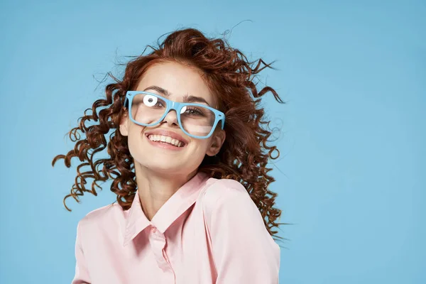 Jovem Mulher Bonita Vestindo Óculos — Fotografia de Stock