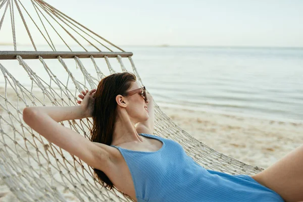 Young Beautiful Woman Relaxing Hammock — Stock Photo, Image