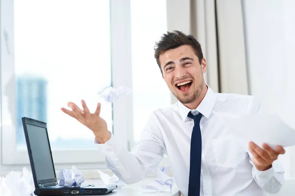 Zufriedener Geschäftsmann Mit Laptop Büro — Stockfoto