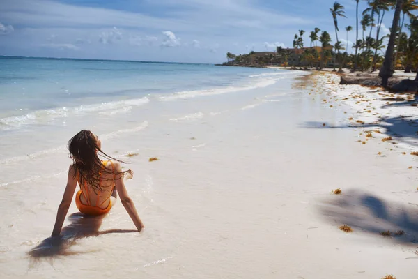 Jonge Mooie Vrouw Ontspannen Het Strand — Stockfoto