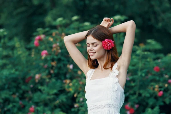 Mladá Žena Růžovým Květem Zahradě — Stock fotografie