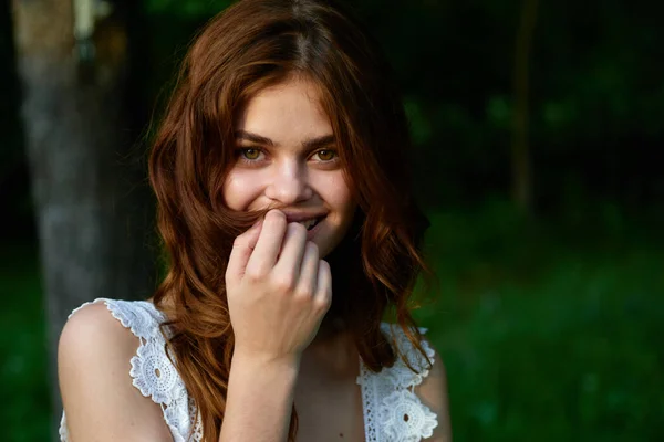 Junge Schöne Frau Posiert Sommergarten — Stockfoto