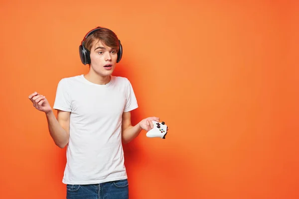 Joven Jugando Videojuego Estudio —  Fotos de Stock