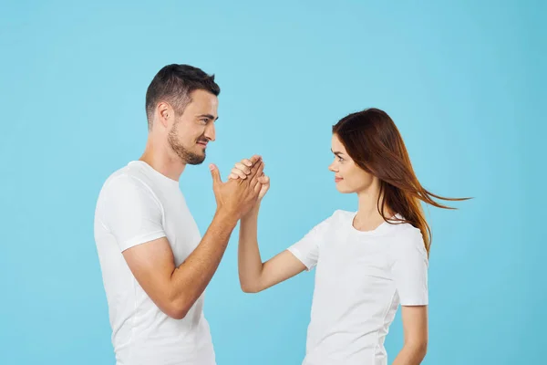 Jovem Casal Braços Lutando Estúdio Fundo Isolado — Fotografia de Stock