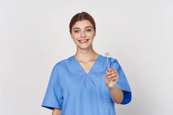 Young Nurse Holding Dental Mirror Tool Studio Shot — Stock Photo, Image