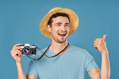 Soyutlanmış arka planda genç ve yakışıklı fotoğrafçı