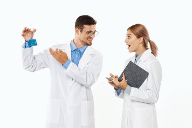 Test tüpleri izole edilmiş genç bilim adamlarının stodio görüntüleri. 