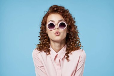 Güneş gözlüğü takan güzel bir kadın.