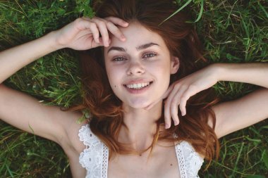 genç güzel kadın çim üzerinde yalan