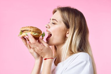 Hambyrger 'ı olan güzel bir kadın. Stüdyo çekimi