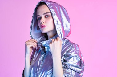 Stüdyoda poz veren güzel bir moda kadını.