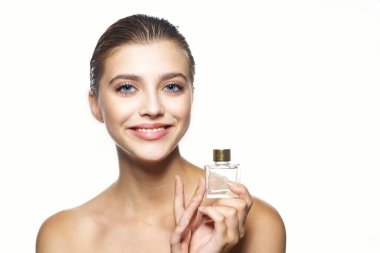 Parfüm şişeli güzel bir kadının portresi. Stüdyo çekimi.  