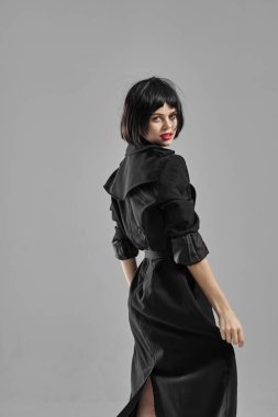 Stüdyoda poz veren güzel bir moda kadını.