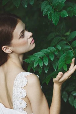 Parkta poz veren güzel bir kadın.