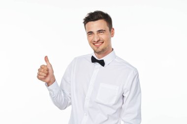Genç işadamı baş parmağını gösteriyor 
