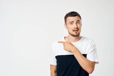 Stüdyoyu gösteren yakışıklı bir genç, izole bir geçmişi var.