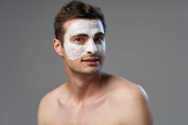 Genç adam yüz maskesi takıyor. 