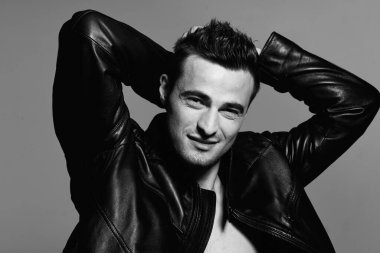 Deri ceketli genç yakışıklı adamın portresi. Stüdyo çekimi. Moda fotoğrafçılığı
