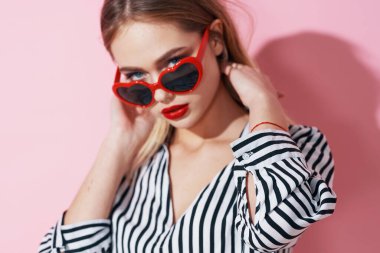 Güneş gözlüklü güzel bir kadın.        