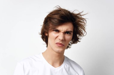   Stüdyoda poz veren genç bir adam