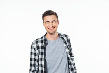 Stüdyoda gülümseyen genç adam, beyaz arka planda soyutlanmış.