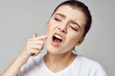 Dişi ağrıyan güzel bir kadın.