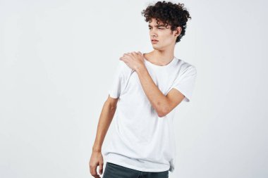 Stüdyoda sağlık sorunları olan genç hasta adam.