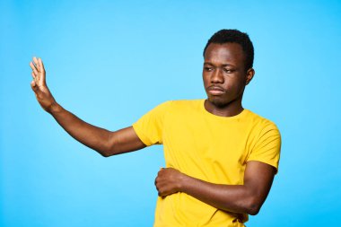 Reddedilen genç adam mavi arka planda izole edilmiş. 