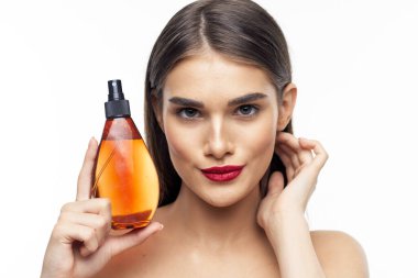 Güzellik ürünüyle güzel bir kadının portresi. Stüdyo çekimi