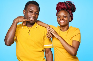 Bana jestleri olan bir adam ve izole edilmiş arka planda Afrikalı bir kadın.