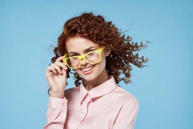 Genç ve güzel bir kadın gözlük takıyor