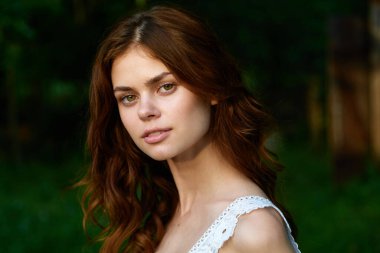 Parktaki güzel kızıl saçlı kadının portresi.