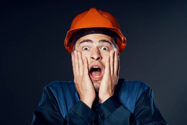 Şapkalı genç işçi poz veriyor