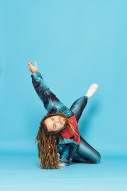 Stüdyo çekimi. Rastalı yakışıklı genç erkek dansçı.                                