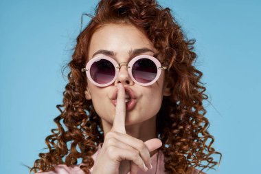 Güneş gözlüğü takan güzel bir kadın.