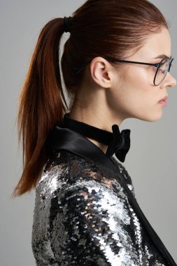   Stüdyoda poz veren güzel bir kadın.                     