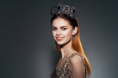 Stüdyoda poz veren taç giymiş güzel bir kadın. Yüksek kalite fotoğraf