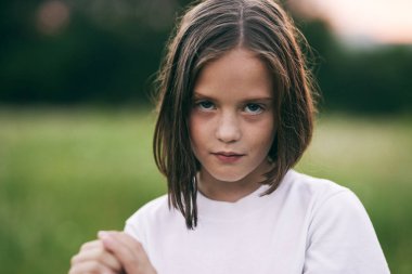 Genç tatlı kız çayırda eğleniyor.